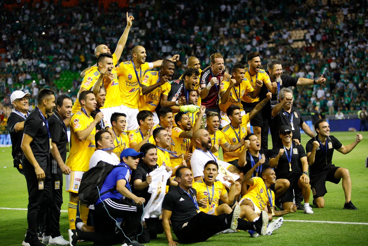 ¡Tigres se proclama Campeón del fútbol mexicano! Los felinos regiomontanos cosecharon su séptimo título de la Liga MX y se cuelan, aunque muchos se sigan negando a aceptarlo, entre los grandes del balompié azteca. Luego de superar en una Final de un solo gol a los Esmeraldas del León, así se dieron los festejos de los Tigres en patio ajeno, imágenes para el recuerdo y que hay que darse un tiempo para echarles un ojo, sobre todo la fiel afición de los felinos regios.