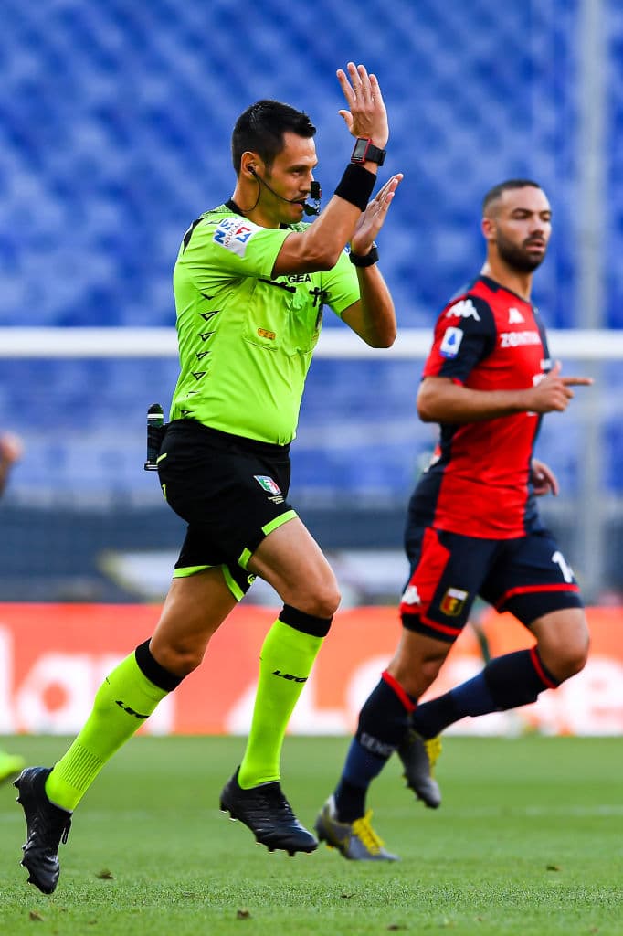 Minutos después de revisar la jugada, el gol fue anulado por una infracción dentro del área. El balón tocó la mano del atacante napolitano.