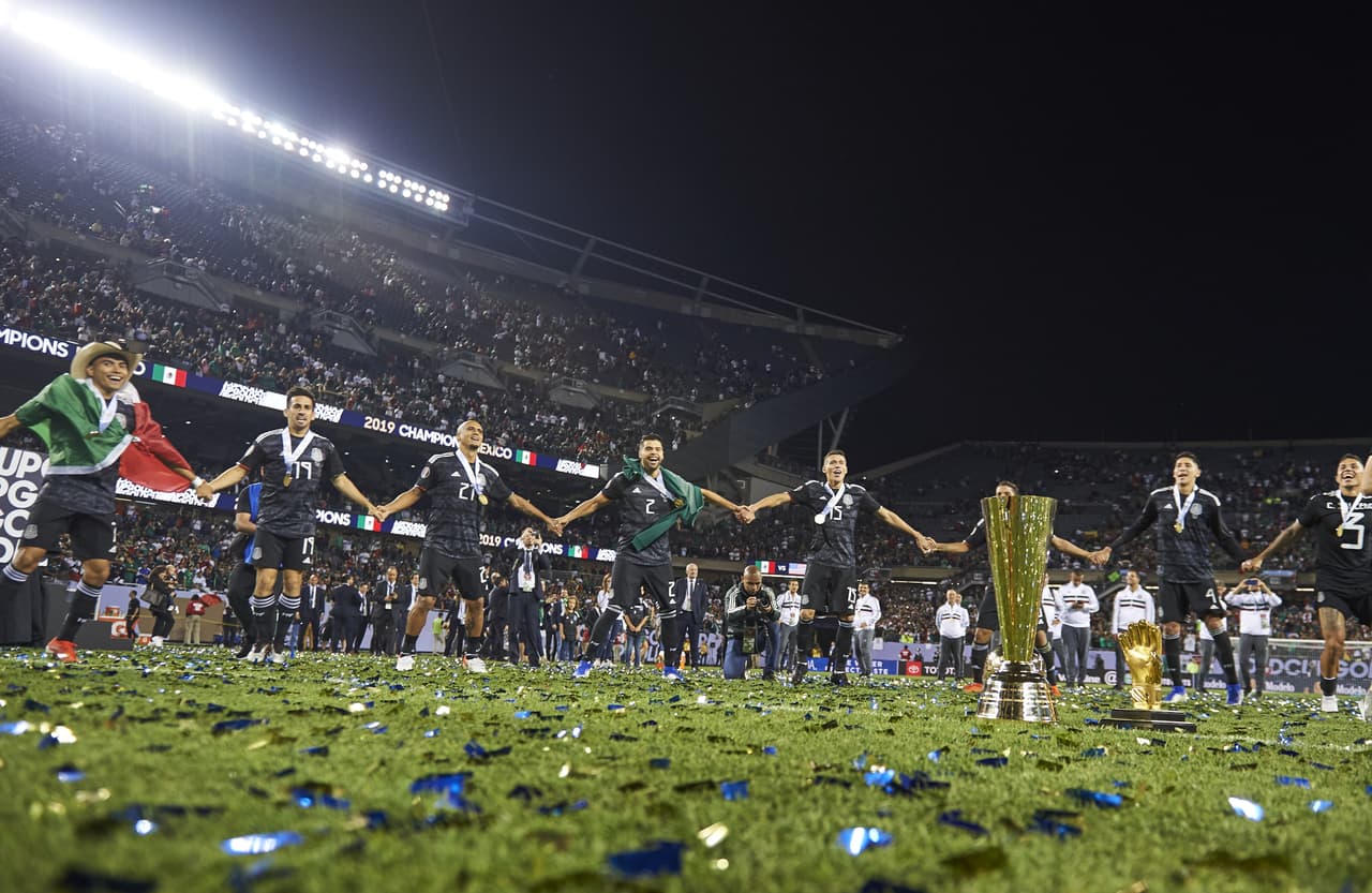 Tremendo festejo de la Selección Mexicana en Soldier Field luego de vencer 1-0 a Estados Unidos por la Final de la Copa Oro. Los jugadores y cuerpo técnico del Tri celebraron de manera impresionante, un triunfo conseguido a toda ley y una fiesta en la cancha para recordar la hazaña.