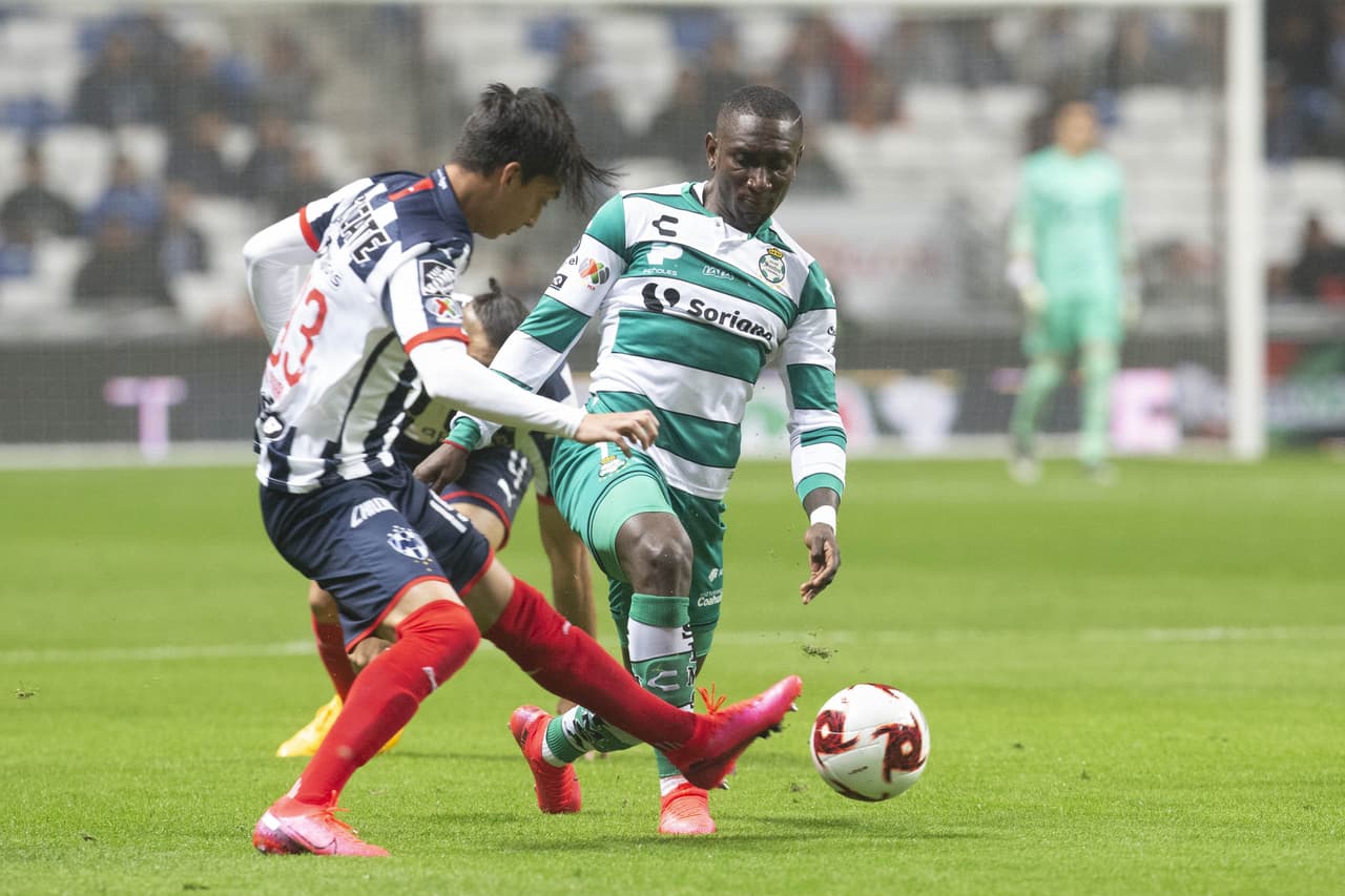 El joven Daniel Parra y Erick Castillo disputan la pelota y la jugada termina en una falta por parte del joven de Rayados.