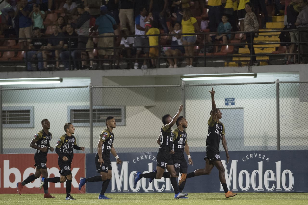 Abdiel Ayarza se encargó de darle ventaja de 1-0 a las Abejitas, como se le conoce a este equipo en Panamá. La gente festejaba con gran fervor e ilusión.