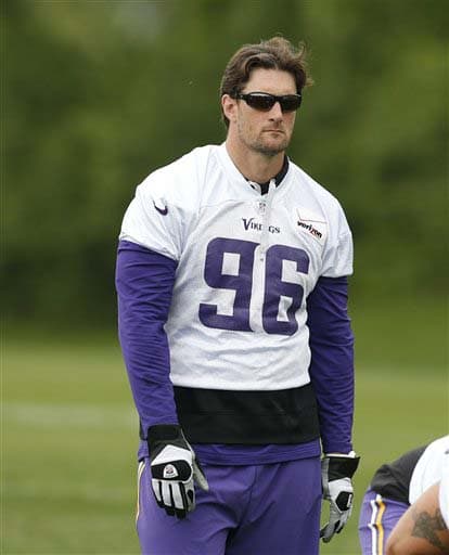 El defensive end Brian Robison tomándose un pequeño receso (AP-NFL).