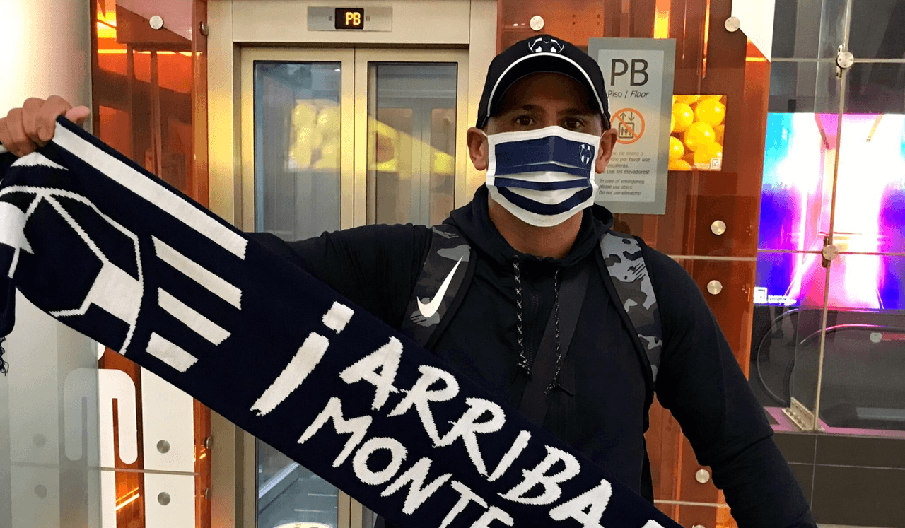 Suazo llega a Monterrey: "Feliz de regresar a donde fui feliz"