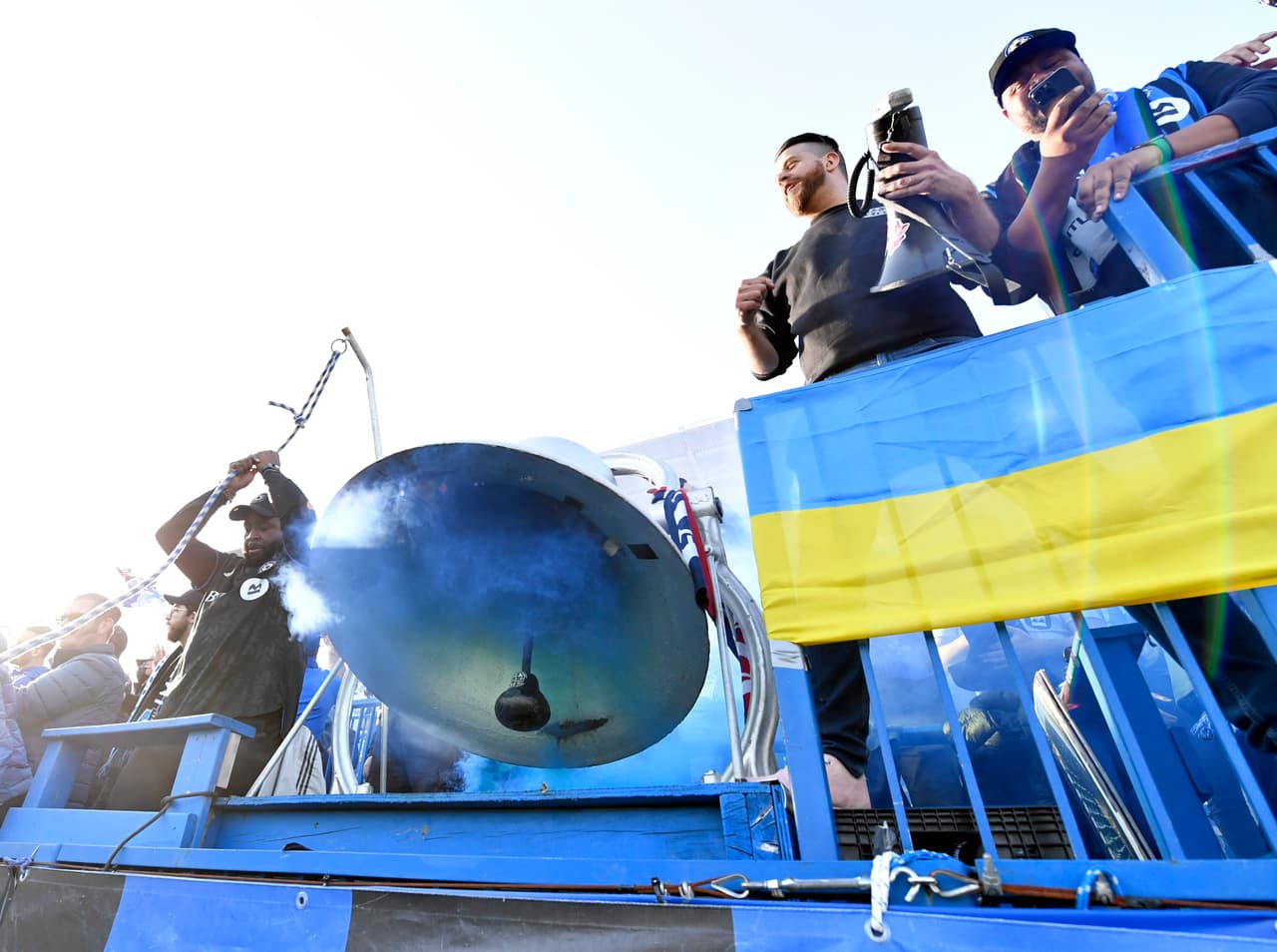 En la provincia de Quebec, los triunfos se celebran haciando sonar la campana.
<br>