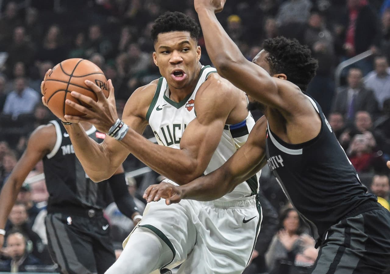 <b>Detroit 92-115 Milwaukee</b>. Eric Bledsoe anotó 27 puntos, su máximo total de la campaña, para llevar a los Bucks (16-7) a vencer a los Pistons (13-9), quienes acumulan dos derrotas consecutivas.