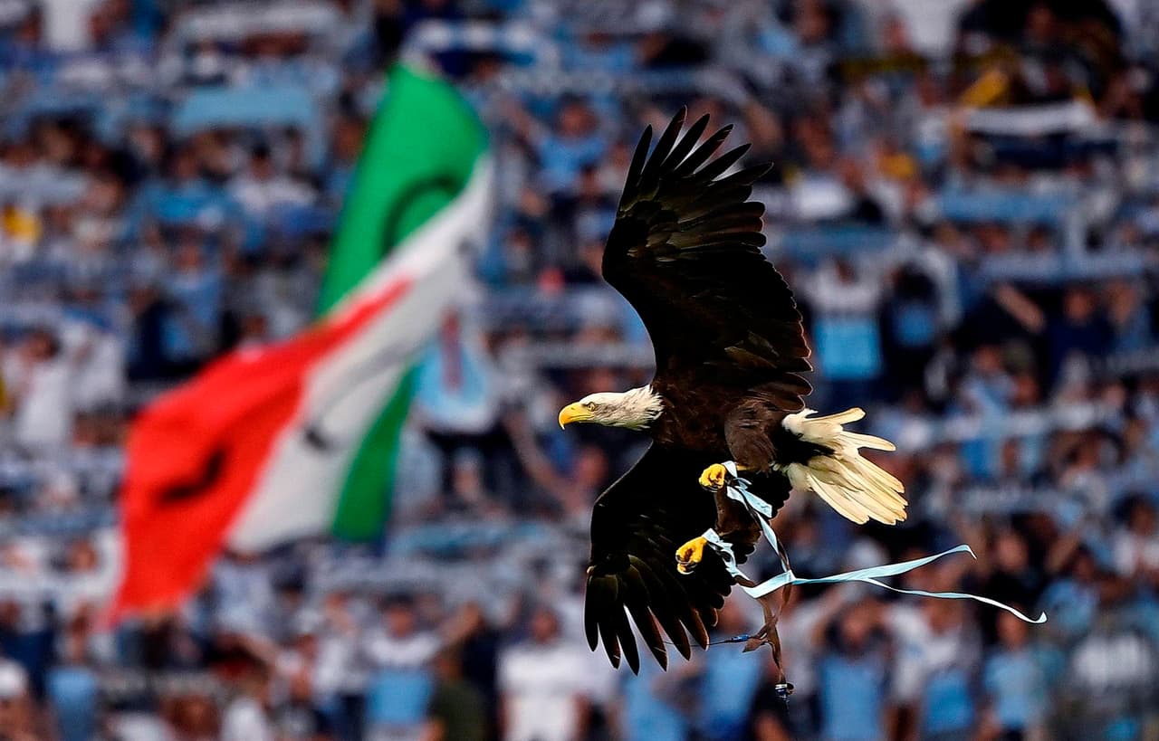 La Lazio derrota al AS Roma 3-2 durante la sexta fecha en la Serie A. Savic (10’), Pedro (19’) y Anderson (63’) le dieron la victoria a los visitantes, mientras que por los de ‘la Loba’, descontaron Roger Ibañez da Silva (41’) y Jordan Veretout con un penalti al 69’.