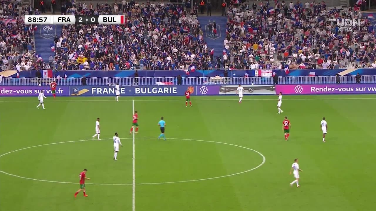 ¡GOL!  anota para Francia. Olivier Giroud