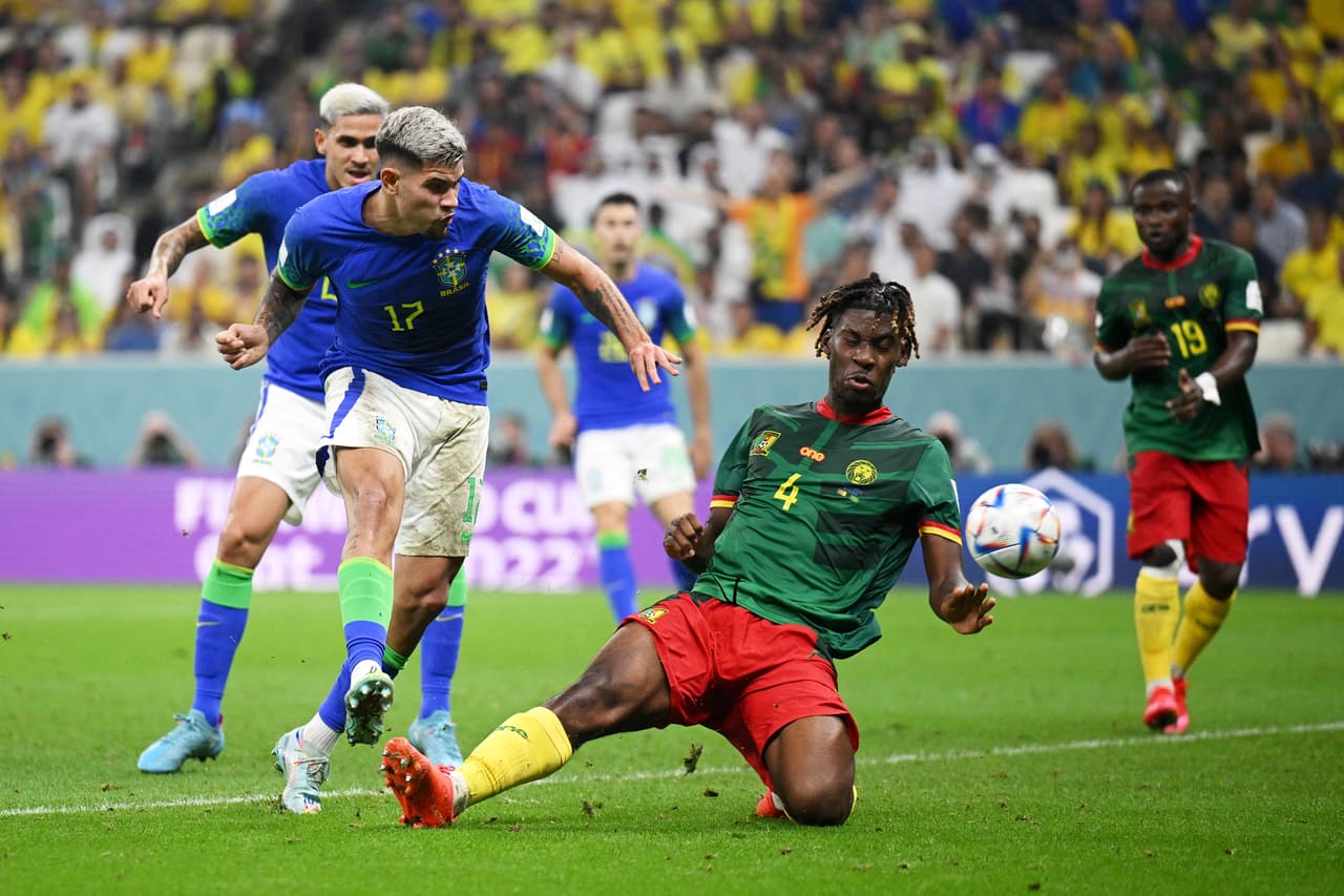 Bruno Guimaraes entró de cambio y tuvo varias oportunidades pero no logró marcar.