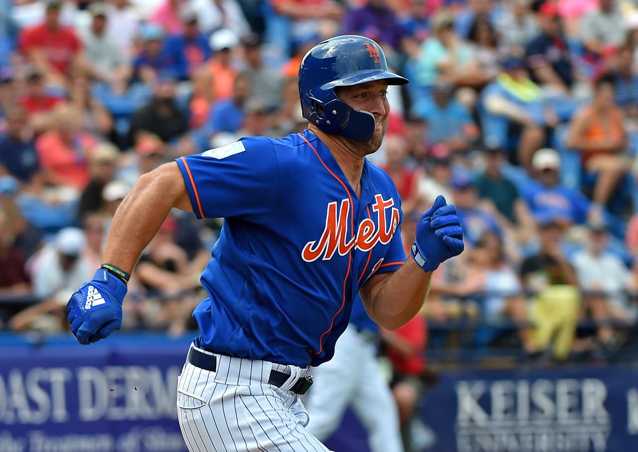 A toda velocidad corre el jardinero izquierdo de los New York Mets Tim Tebow con la intención de llegar safe a la primera base.