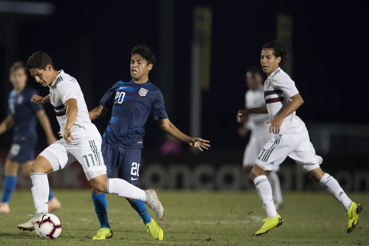 Diego Hernández conduciendo el balón en la segunda parte, ya con desesperación en el rostro por la premura del marcador, pero sin precisión y ante la buena marca de Estados Unidos.
