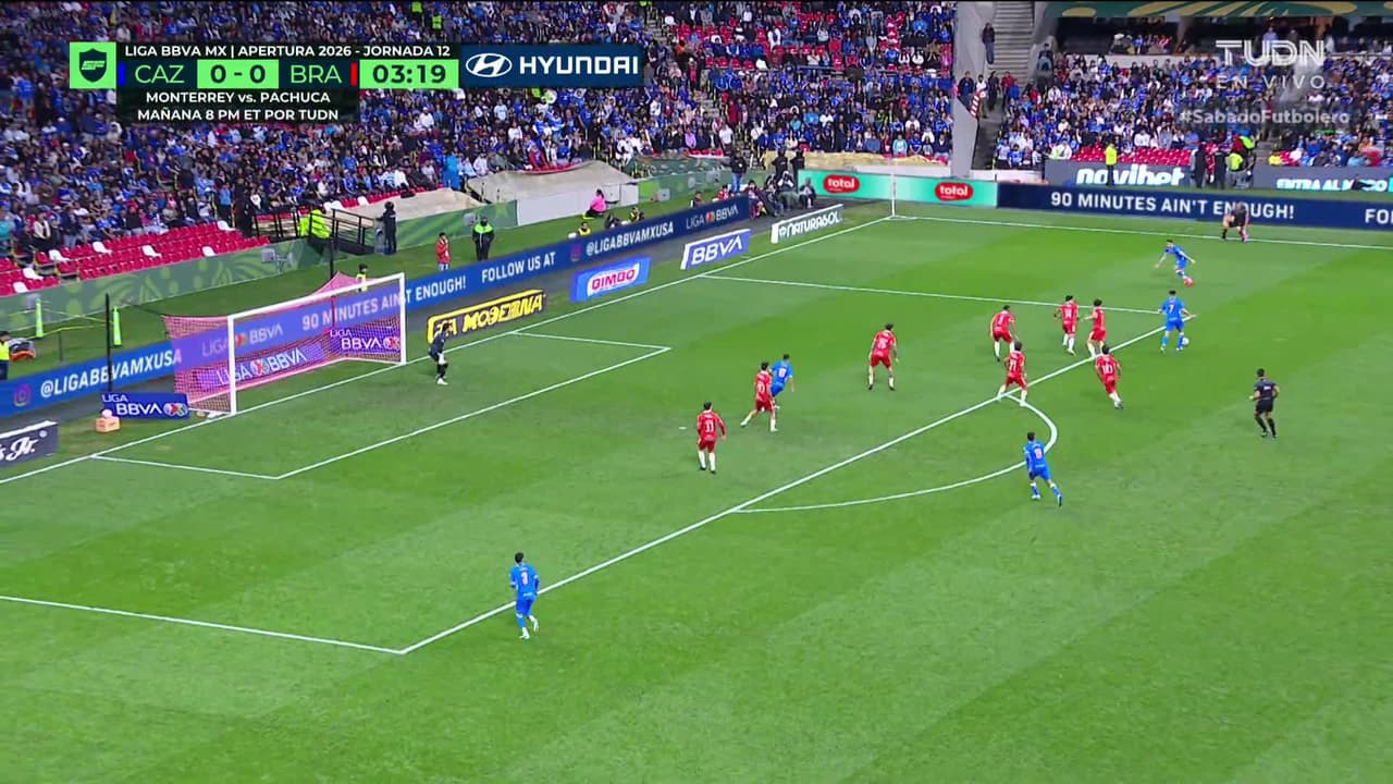 ¡GOL!  anota para Cruz Azul. Andrés Montaño