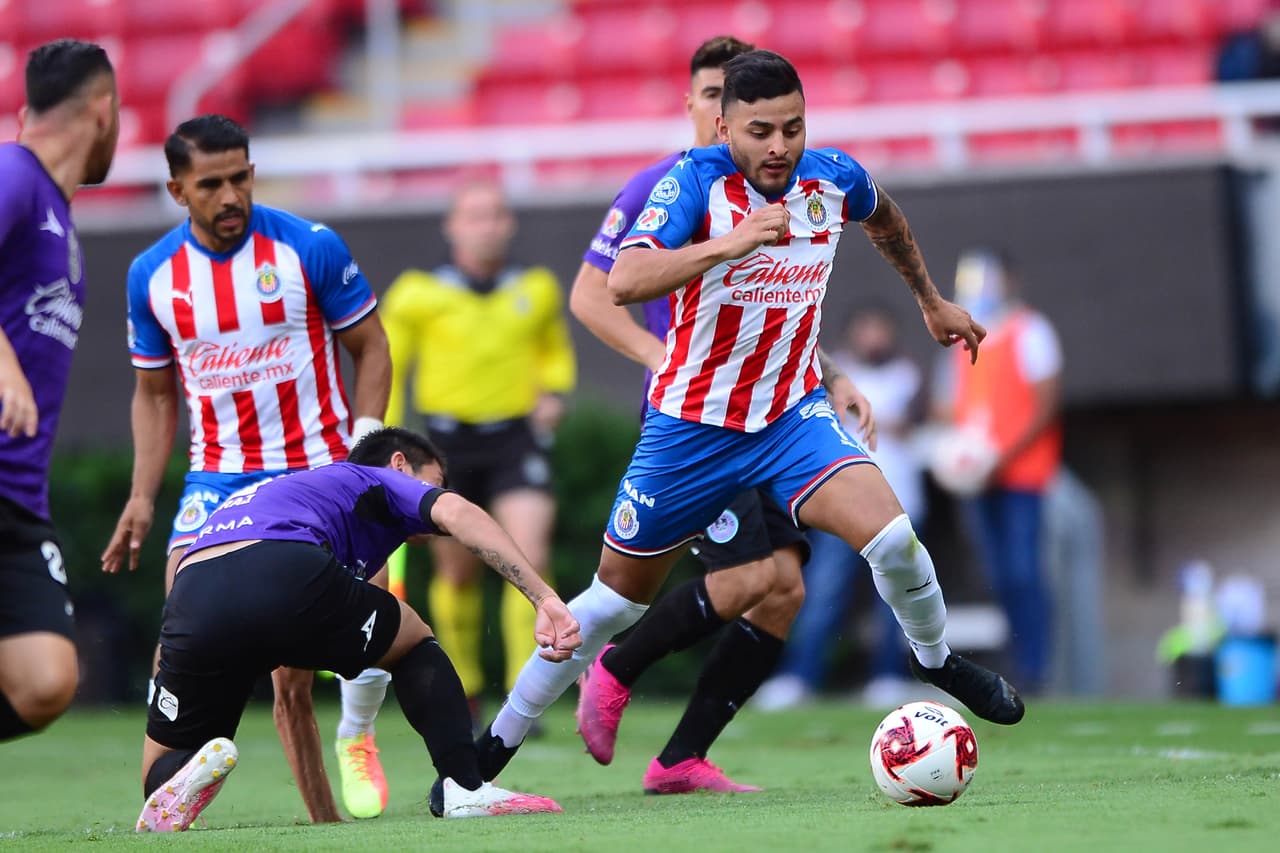 Los primeros minutos del juego fueron de ida y vuelta. Los pupilos de Luis Fernando Tena eran ligeramente más peligrosos.