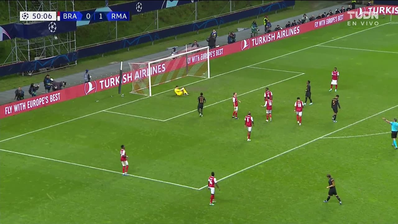 ¡TIRO ATAJADO! disparo por Jude Bellingham.