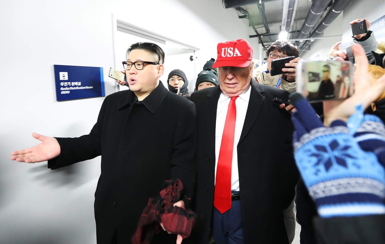 La nota curiosa la dieron estos dos fanáticos, disfrazados perfectamente como Kim Jong-un y Donald Trump, presidentes de Corea del Norte y Estados Unidos. Se robaron la atención.