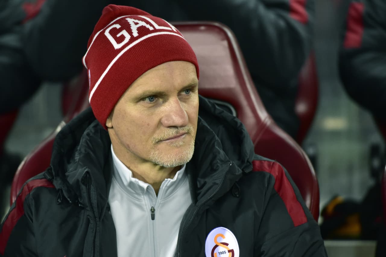 - ¿Es verdad que tienes 17 hijos?-. 'Cuando jugaba para el Parma hicimos un tour por Brasil y conocí chicos muy pobres. Decidí adoptar uno. Cuando fuimos al norte de Brasil me mostraron a ocho huérfanos. Los tomé a todos. Mi esposa y yo hemos adoptado a 15. Además ella y yo concebimos a dos. Debía de ser así.