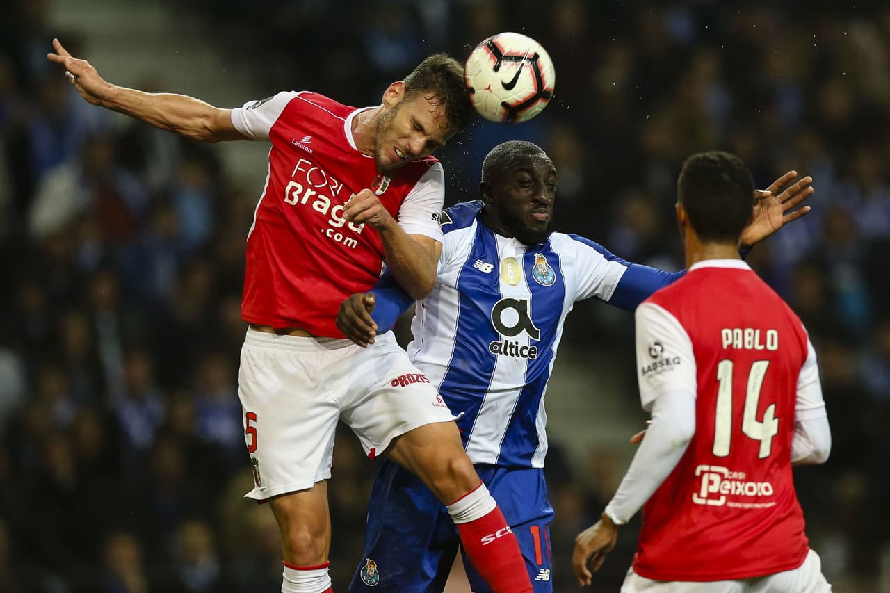 Por el juego aéreo parecía sólido el Braga, como en este rechazo del defensa central Nuno Sequeira ganando en el salto al delantero maliense Moussa Marega.