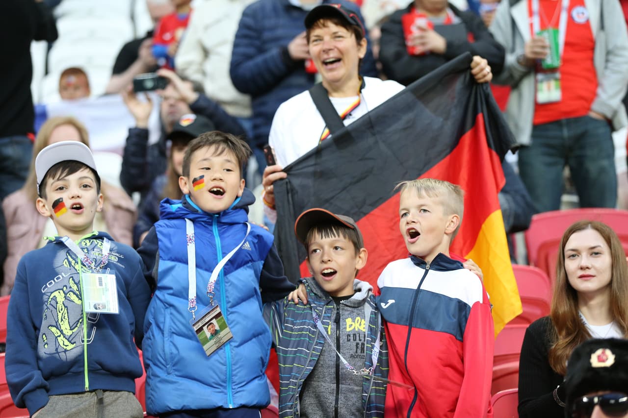 Aunque, vale aclarar, también hubo algunos alemanes como estos pequeños emocionados por ver a su selección.