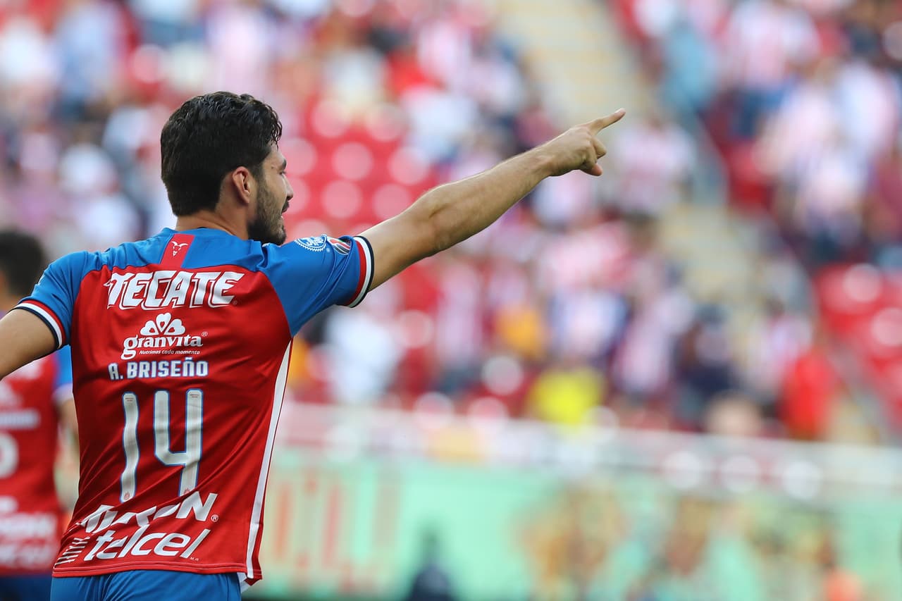 Chivas logra su primer triunfo del Apertura 2019, al vencer en casa 2-0 a Tigres, con goles de Briseño y Pulido.