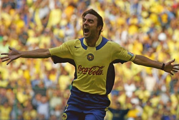 El argentino “Piojo” López también fue contratación del América con éxito. Llegó a los 30 años de edad, tras su paso por el futbol italiano con la Lazio, y en su paso por México sumó 87 partidos con 27 goles, uno de ellos en la Final del Clausura 2005 contra Tecos, siendo figura en la obtención del título.