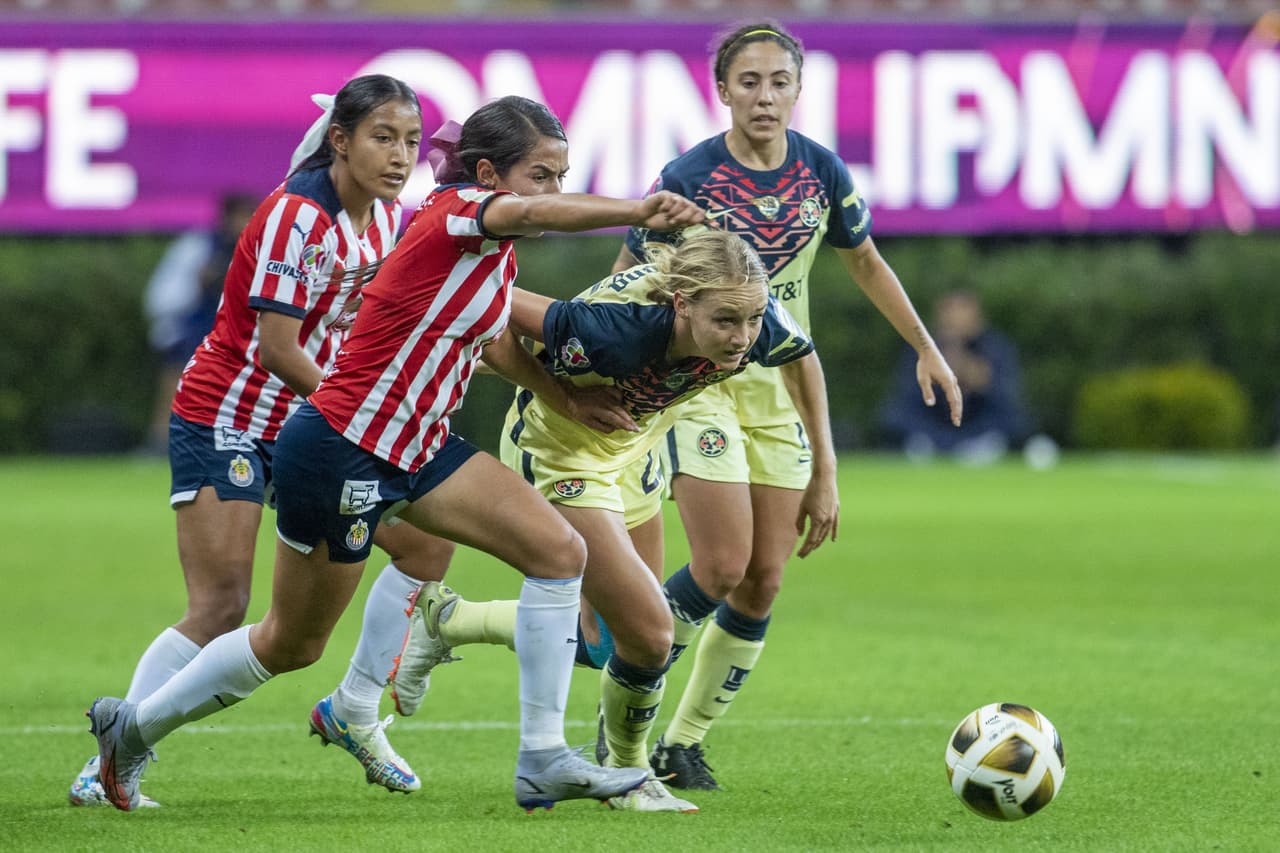 Chivas necesitaba ganar para avanar a las Semifinales, pero no pudo generar opciones claras en el marco del América.