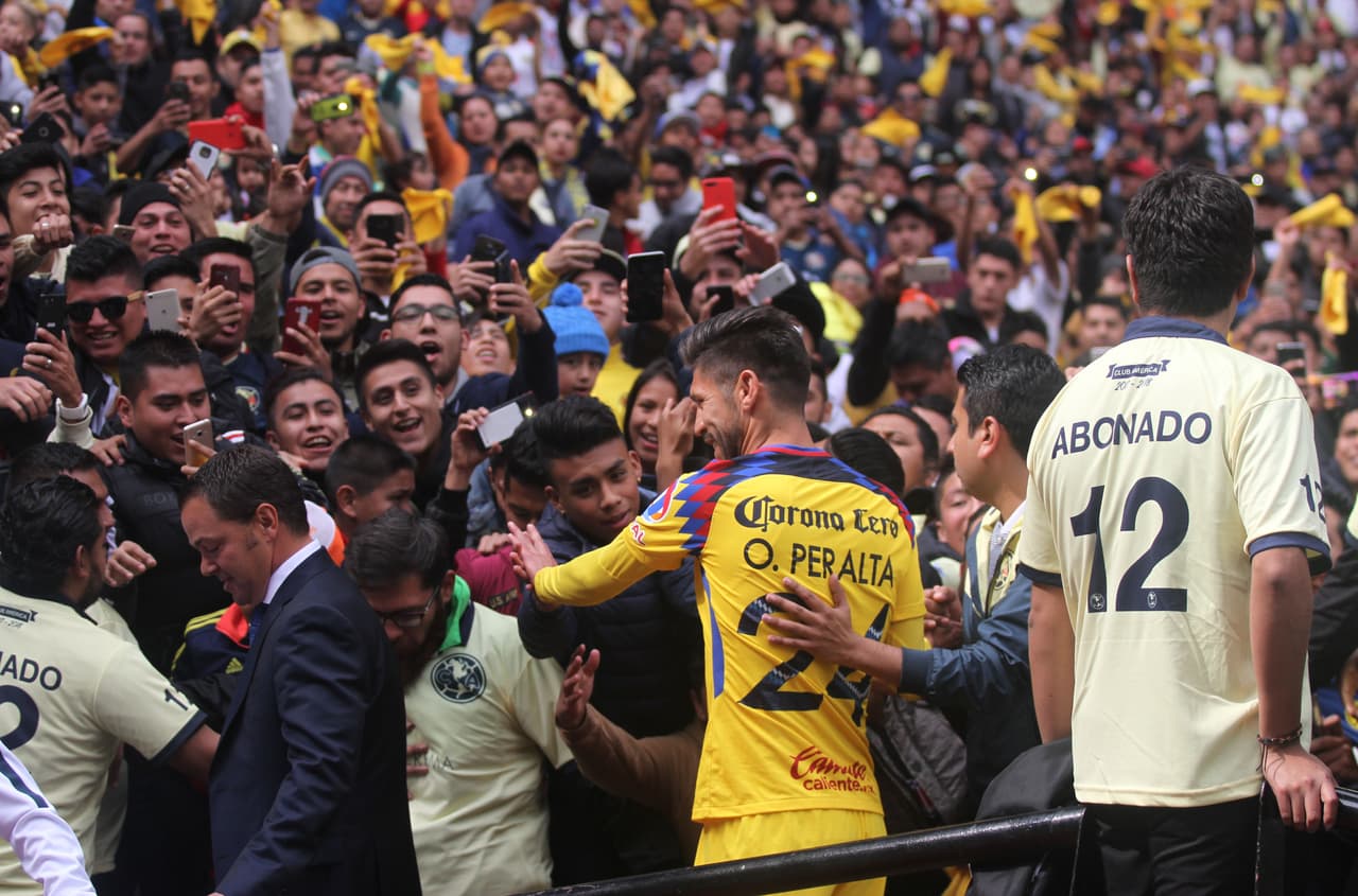 Las Águilas, tanto el equipo varonil y femenil, convivieron con los aficionados y se tomaron la foto oficial con ellos en el Estadio Azteca.