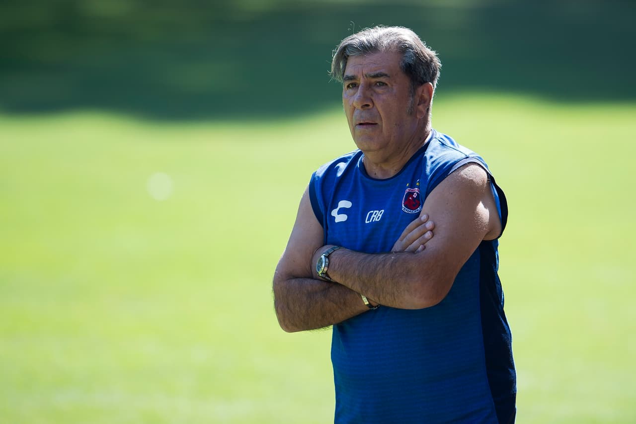 Carlos Reinoso destaca a Chivas y pide quitar las barras