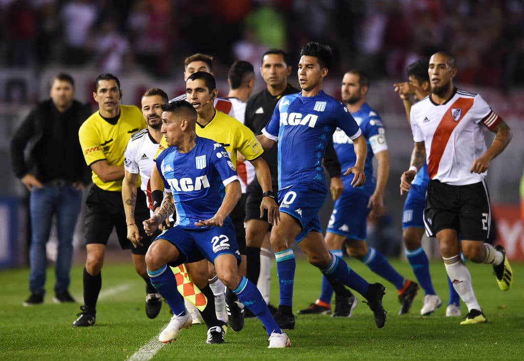 Fue muy difícil contener a Centurión (22), era el más caliente, el que buscaba a Pérez pero un bloque de jugadores de River, los propios árbitros y sus compañeros se interpusieron.