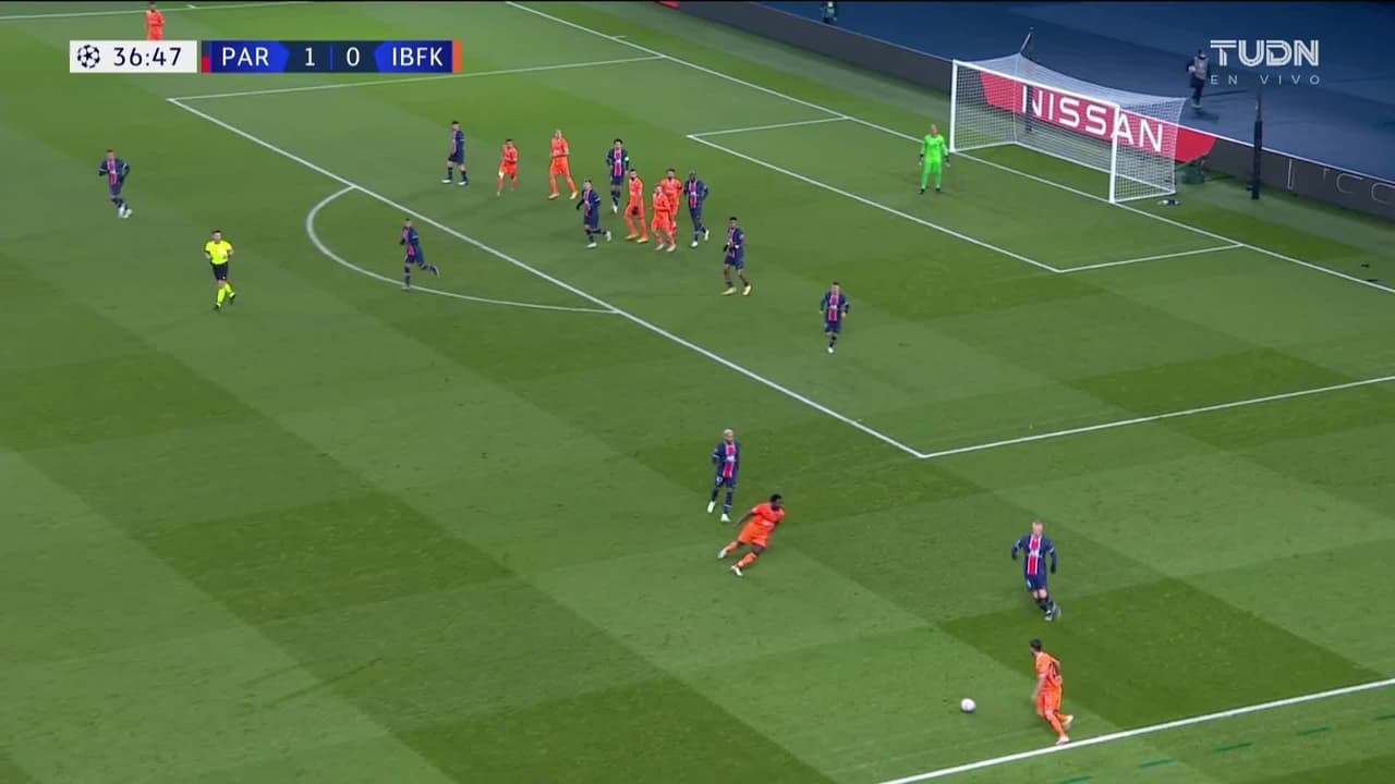 ¡GOOOL! Neymar anota para Paris Saint-Germain.