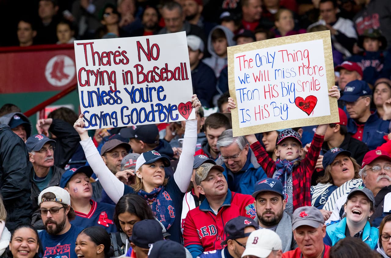La afición se rindió ante el pelotero y lo reconoció con un sin múmero de elogios a lo largo y ancho del Fenway Park.
