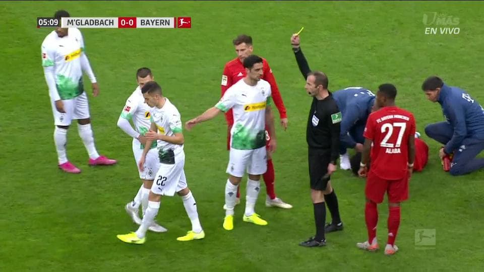 Tarjeta amarilla. El árbitro amonesta a László Bénes de Borussia Mönchengladbach