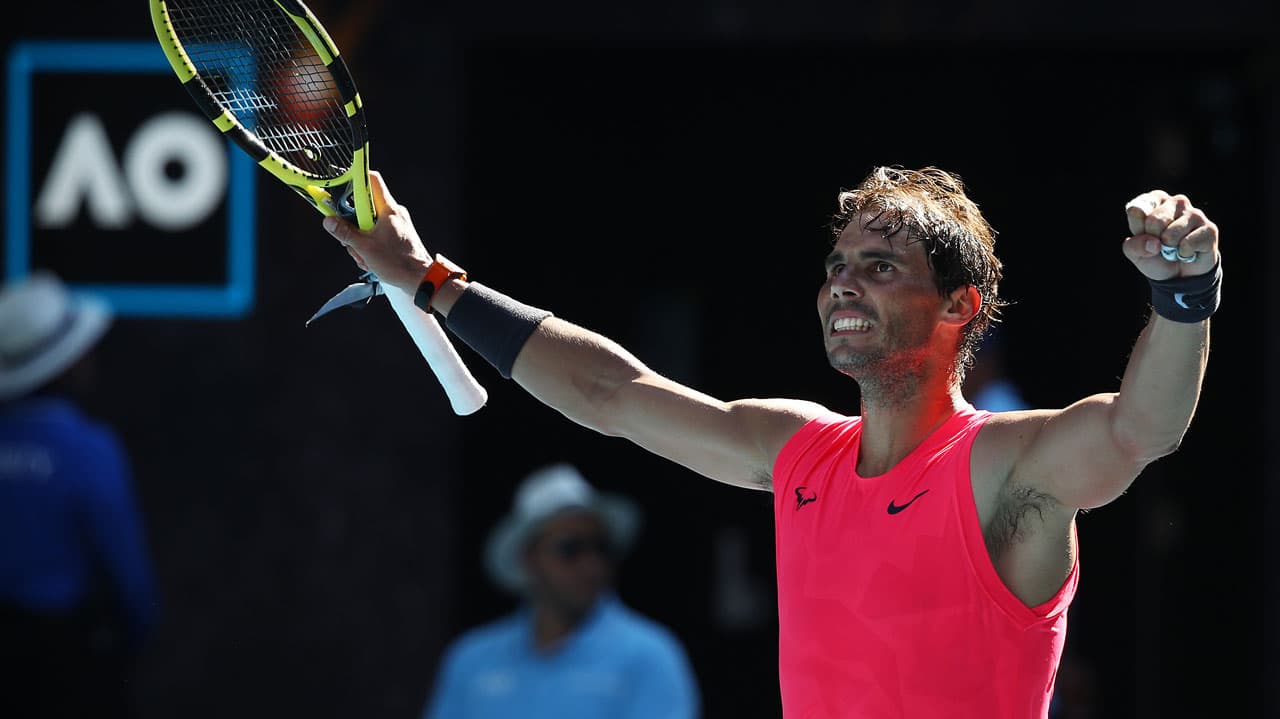 Rafael nadal levanta los brazos en señal de victoria tras el partido contra su compatriota Pablo Carreño a quien venció para acceder a los octavos de final del Abierto de Australia.