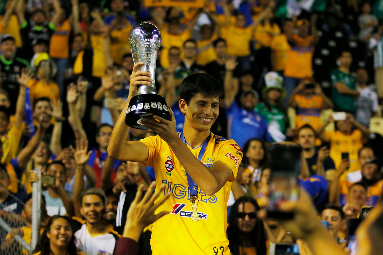 ¡Tigres se proclama Campeón del fútbol mexicano! Los felinos regiomontanos cosecharon su séptimo título de la Liga MX y se cuelan, aunque muchos se sigan negando a aceptarlo, entre los grandes del balompié azteca. Luego de superar en una Final de un solo gol a los Esmeraldas del León, así se dieron los festejos de los Tigres en patio ajeno, imágenes para el recuerdo y que hay que darse un tiempo para echarles un ojo, sobre todo la fiel afición de los felinos regios.
