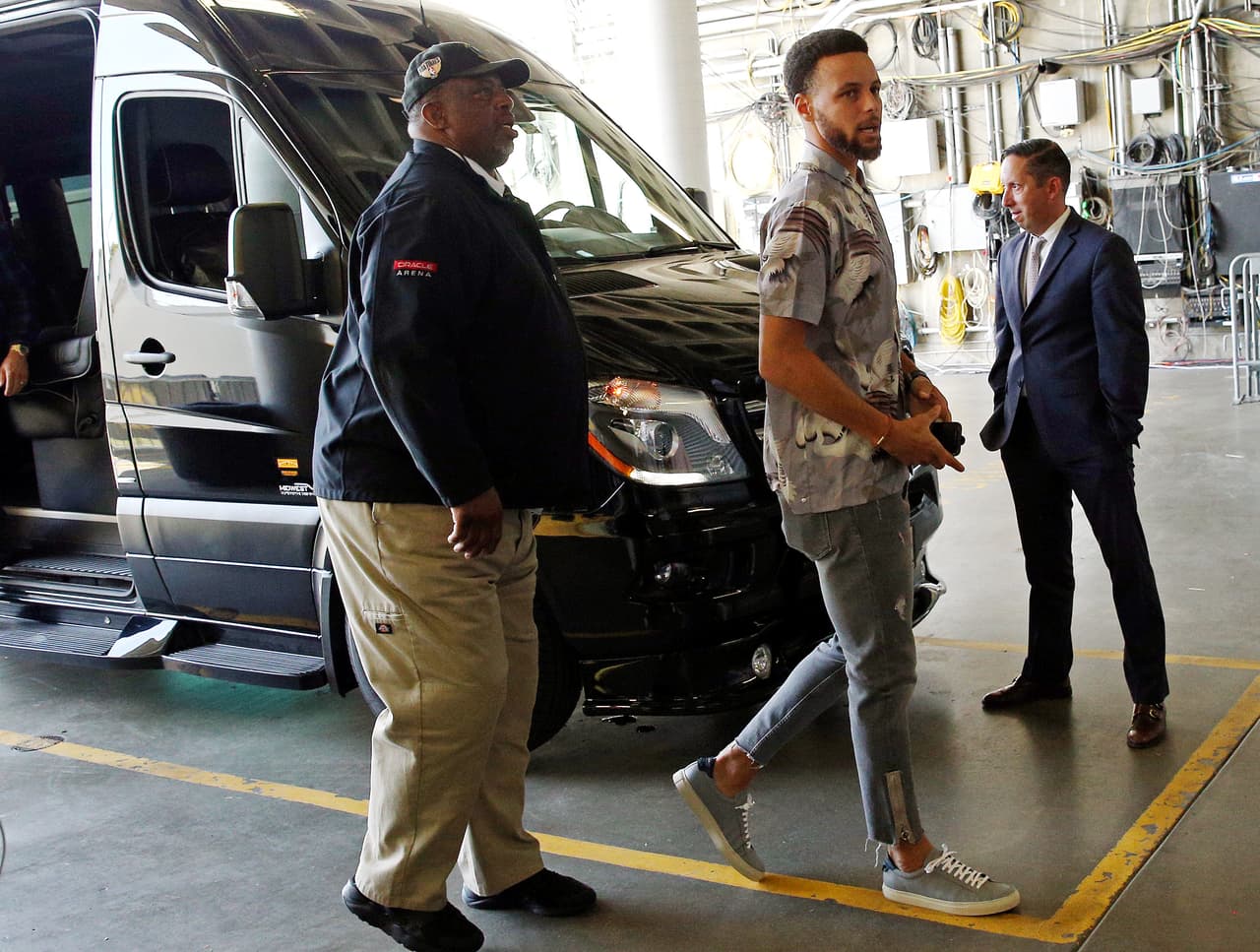 Se llegó la fecha del Juego 3 de las Finales NBA en la costa oeste de los Estados Unidos cuando Oracle Arena recibió de nuevo la lucha por el cetro de la mejor liga de baloncesto del mundo. Así fue como llegaron al recinto los jugadores tanto de Toronto Raptors como de Golden State Warriors.