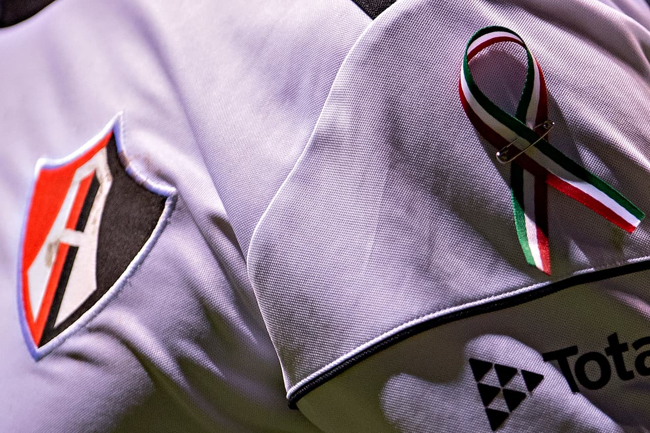 Ambos equipos saltaron al cmapo luciendo un lazo con los colores de la bandera mexicana.