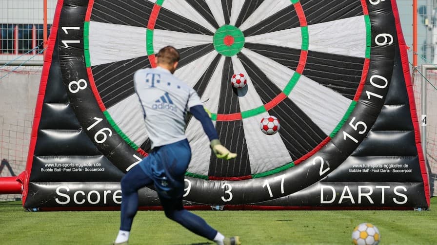 El equipo divido en seis grupos realiza ejercicios de coordinación, carreras de relevos, actividades con pelotas y anillos y, lo mejor, ¡un tiro al blanco gigante!