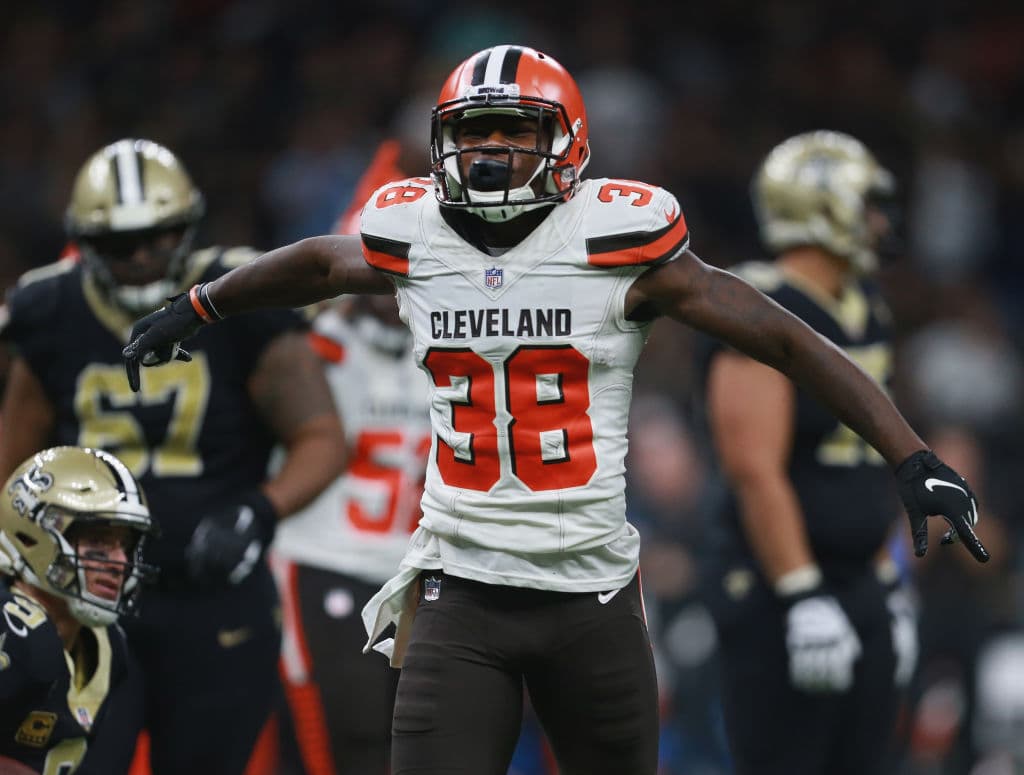 La defensa de los Browns, al término de tres cuartos estaba maniatando a la poderosa ofensiva de New Orleans, que la semana pasada anotó 40 unidades. Aquí TJ Carrie festeja una jugada.