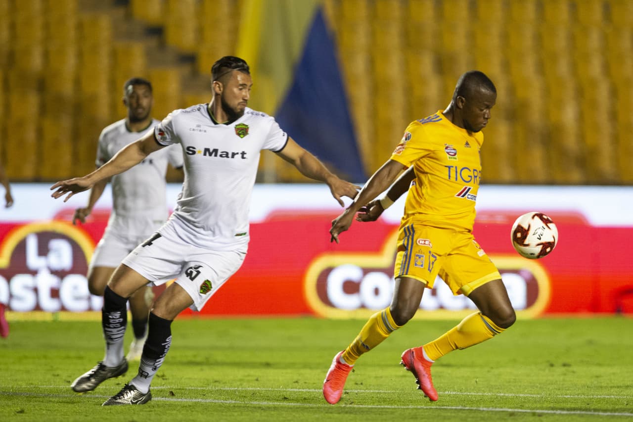 Enner Valencia recibe el balón de espaldas al arco rival, trata de darse la vuelta, pero Elio castro se queda con el esférico.