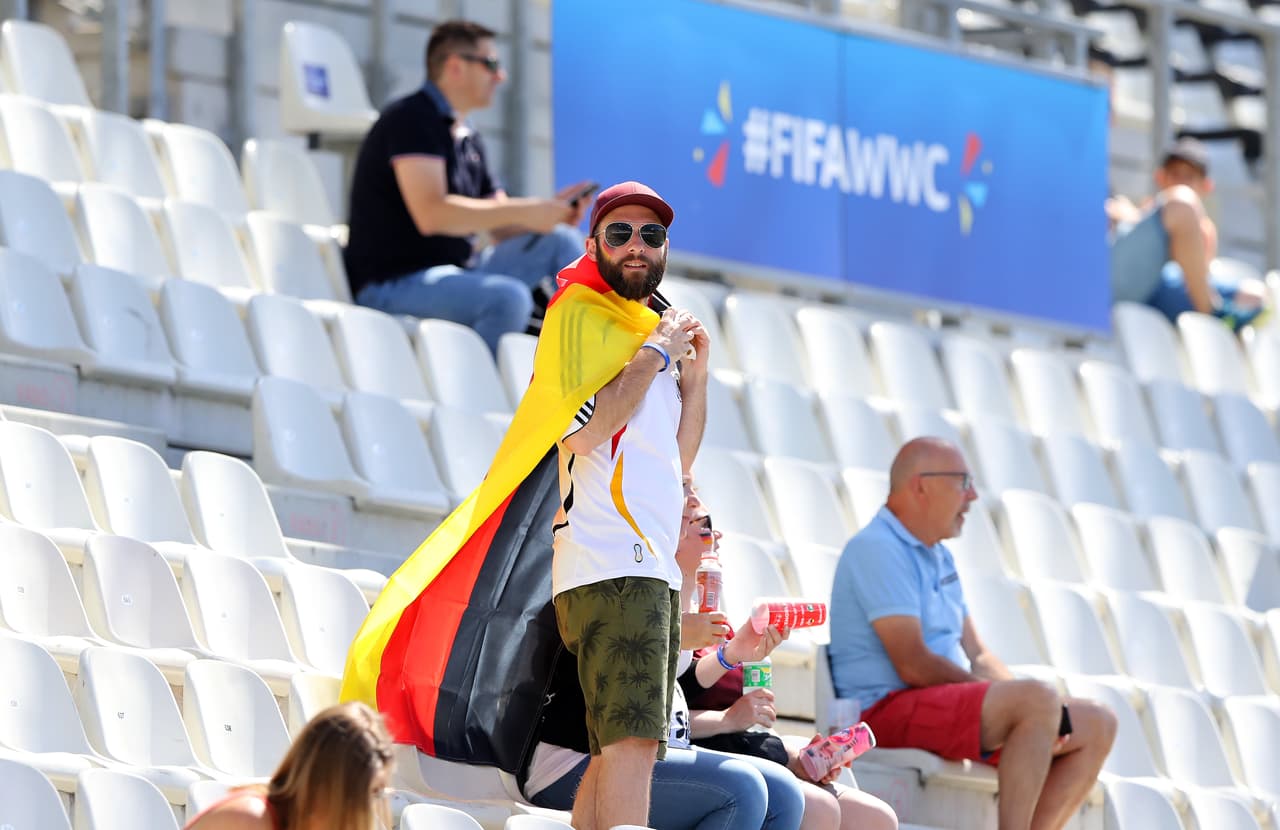 En el Stade des Alpes, en Grenoble, las emociones de los Octavos de Final del Mundial Femenino dieron inicio con el duelo entre Alemania y Nigeria. Los aficionados vivieron la previa con tranquilidad, en ambiente familiar y con ilusión de seguir vivos en la Copa.