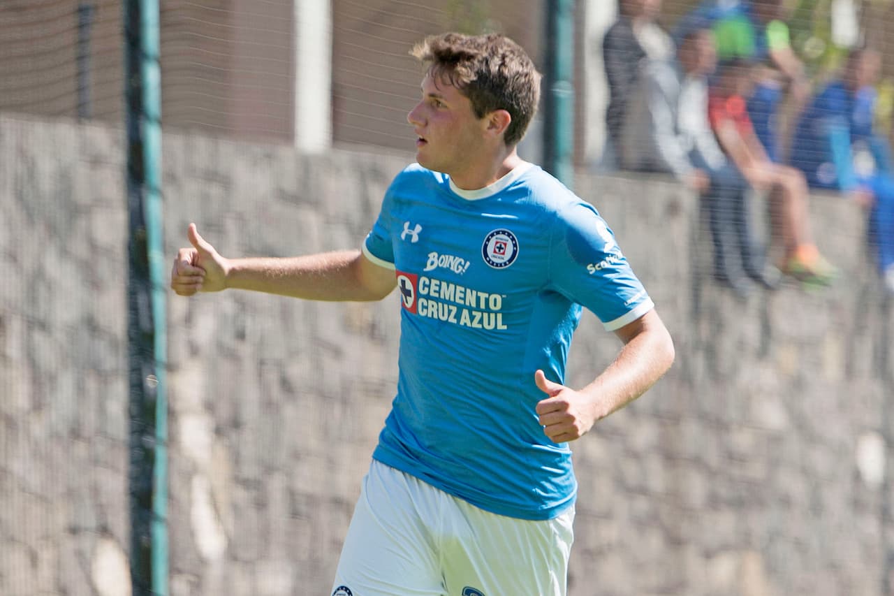 Christian Giménez y Santiago Giménez: el joven de 16 años juega como centro delantero y ya debutó con el primer equipo de Cruz Azul ante Tigres en la Copa Mx.
