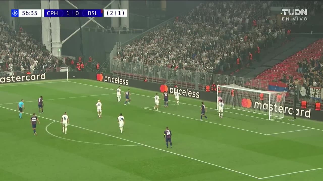 ¡TIRO ATAJADO! disparo por Moritz Broschinski.