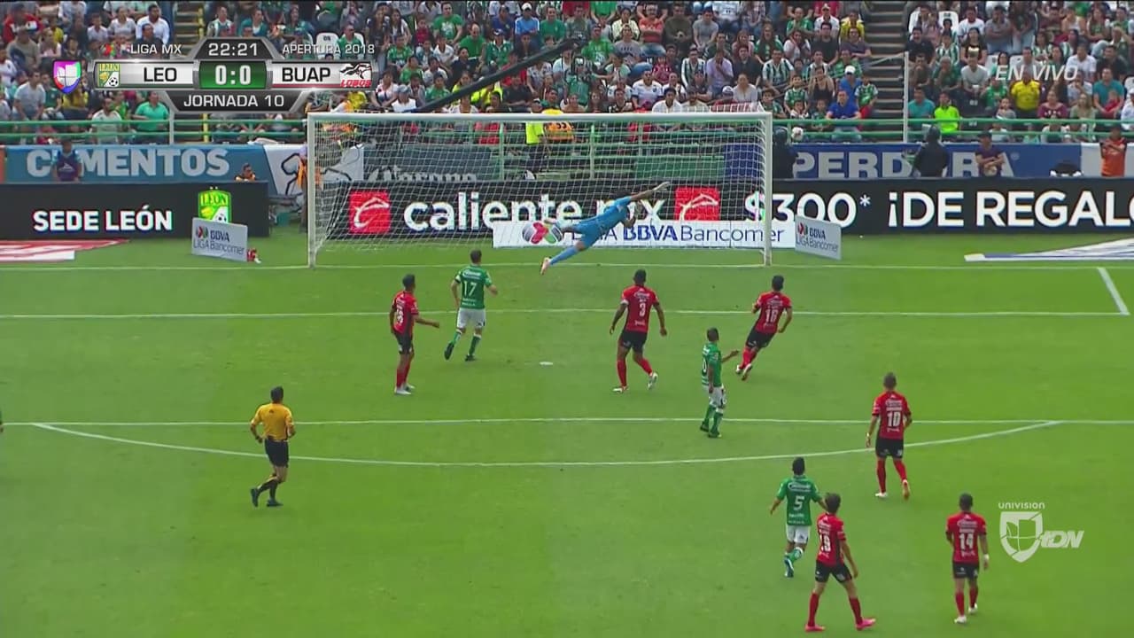 ¡De nuevo Montes amenazó el arco de Rodríguez con la zurda!