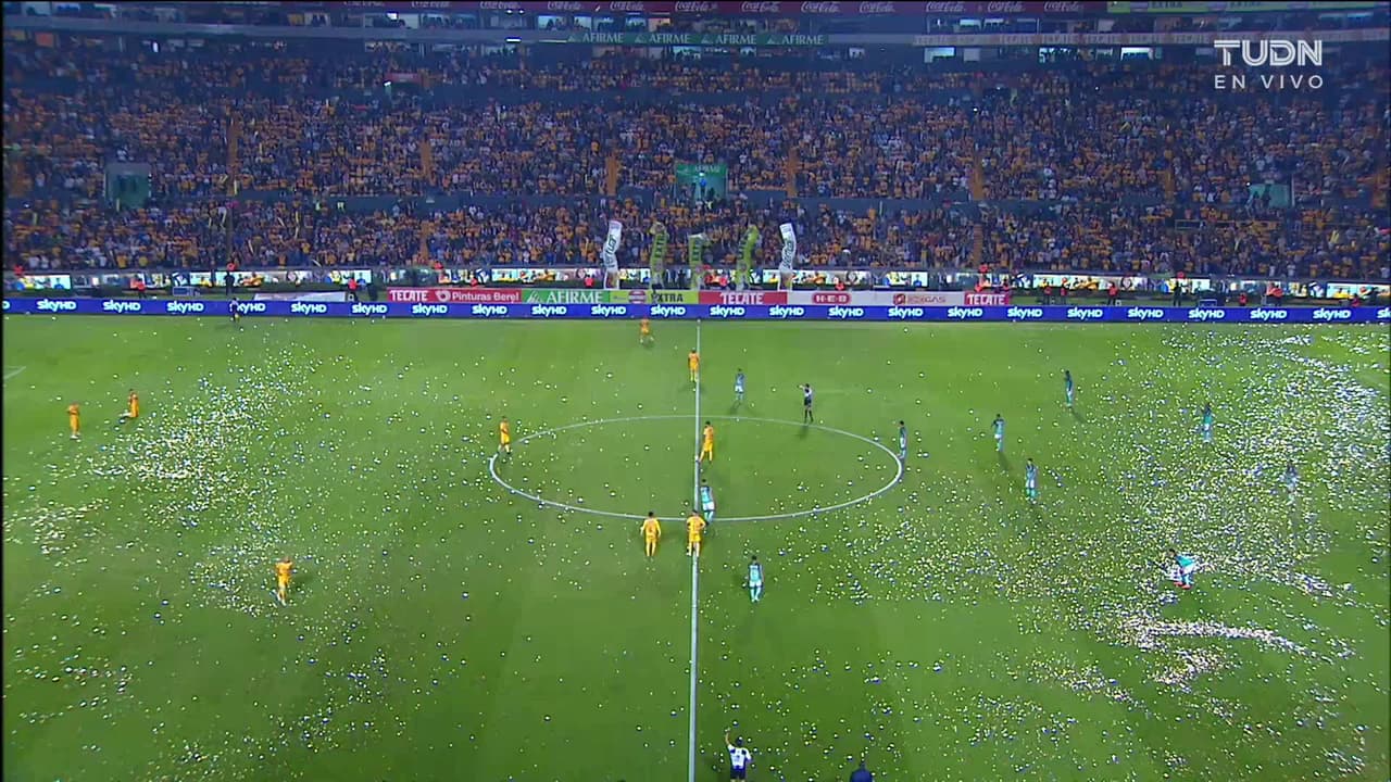 Arranca el partido y la pelota está en juego.