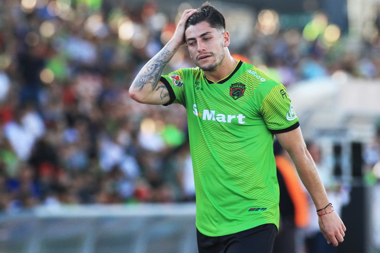 Apenas al minuto 6 de la primera mitad se fue expulsado Angelo Sagal tras una entrada fuerte sobre un adversario que le costó dejar a su equipo con inferioridad numérica muy rápido.