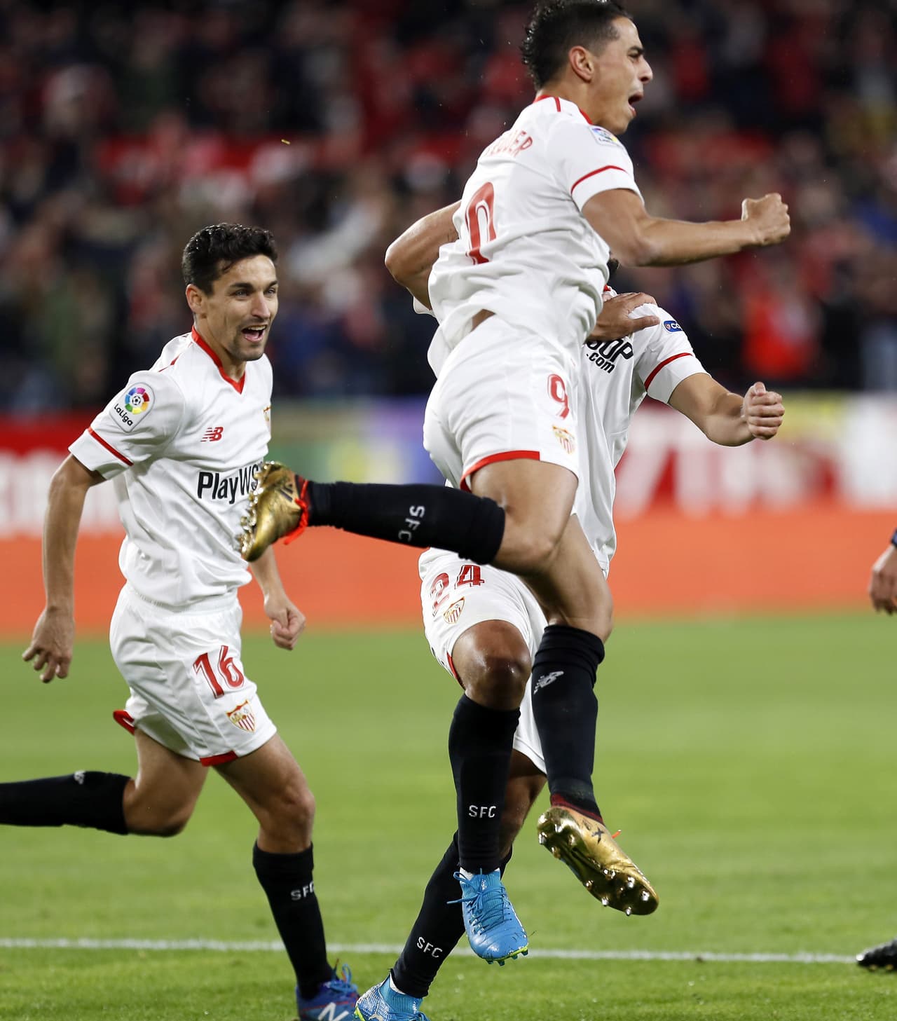 El delantero del Sevilla alcanzó a puntear la pelota ante la marca de Joaquín para cambiarle la trayectoria y vencer al portero Adán.