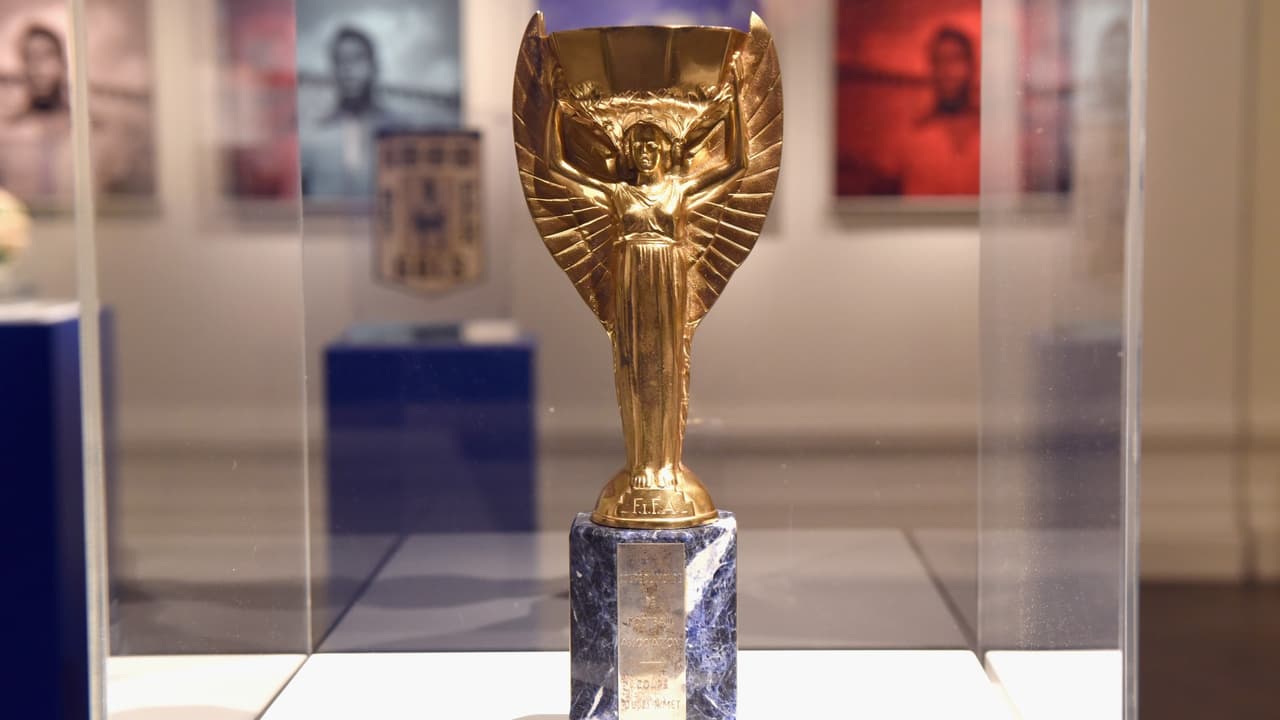 El trofeo Jules Rimet en una exposición de la vida de Pelé.