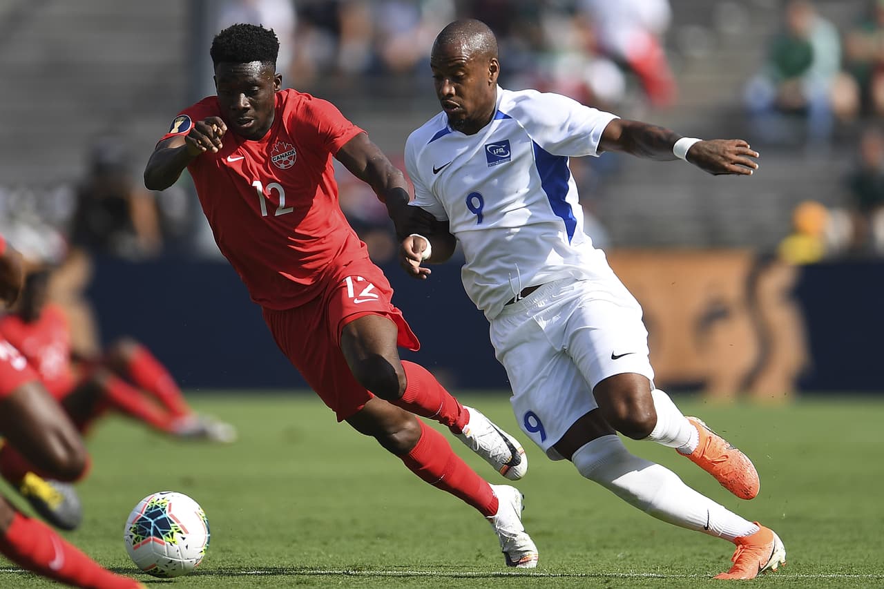 Martinica mostraba cierto orden en la zona defensiva y presión constante en medio campo, eso les permitió rebasar los primeros 30 minutos sin recibir gol.