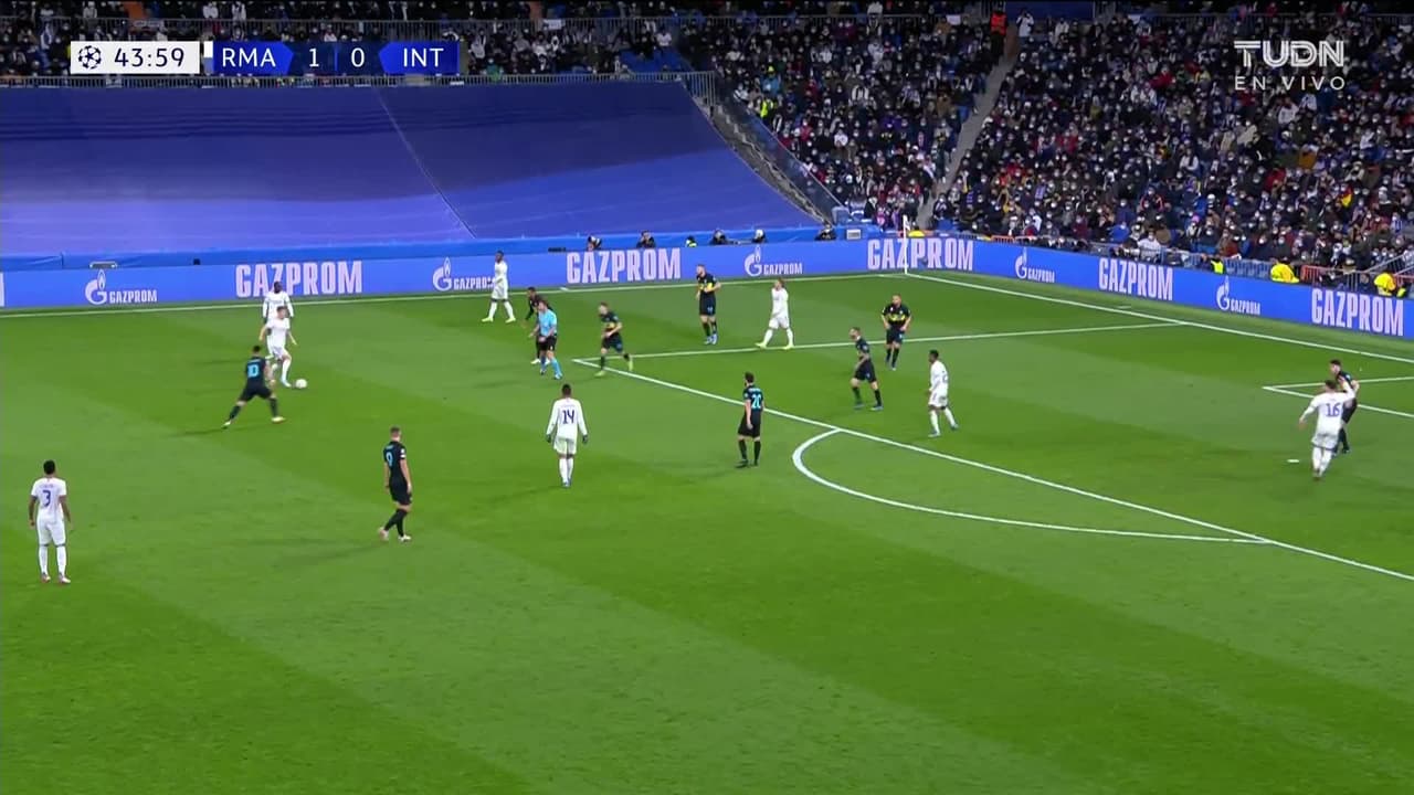 ¡CERCA! Rodrygo disparó que se estrella en el poste.