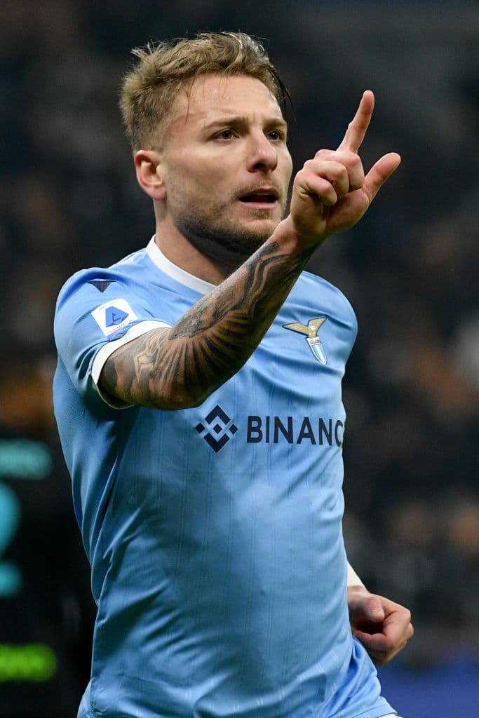 Inter se lleva la victoria sobre la Lazio con marcador 2-1 en la Serie A. Alessandro Bastoni y Milan Skriniar le dieron el triunfo a los 'nerazzurri', mientras que Ciro Immobile anotó el único gol para los celestes.