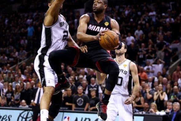 Todo o nada. Dispuestos a dejar la vida en la cancha San Antonio fue por su quinto campeonato mientras Miami buscaba salir de la mala racha 3-1 pese a que ningún equipo en la historia lo había logrado en una final. San Antonio apaleó a Miami.          