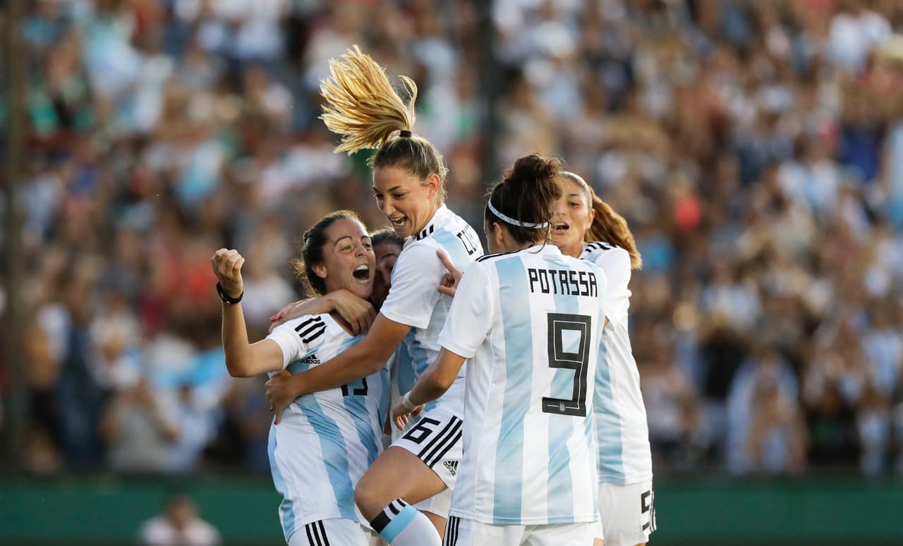 La selección femenina de Argentina hace poco clasificó a un Mundial por primera vez en 12 años. Es poco probable que Sánchez sea incluida aunque la acción legal no involucra a la selección.